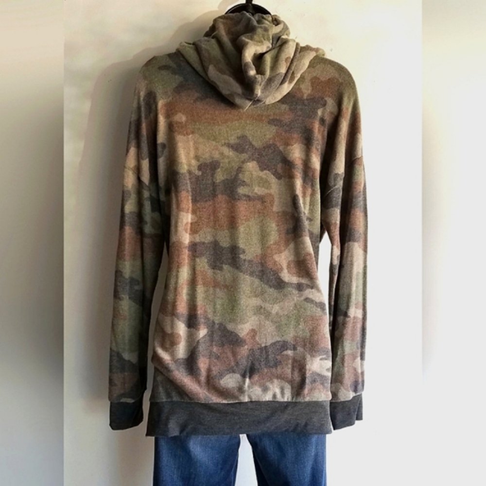Camo V-neck Hoodie - Picture 5 of 6